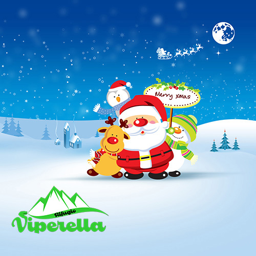 Illustrazione di Babbo Natale vestito di rosso in piedi in un paesaggio di montagna innevato