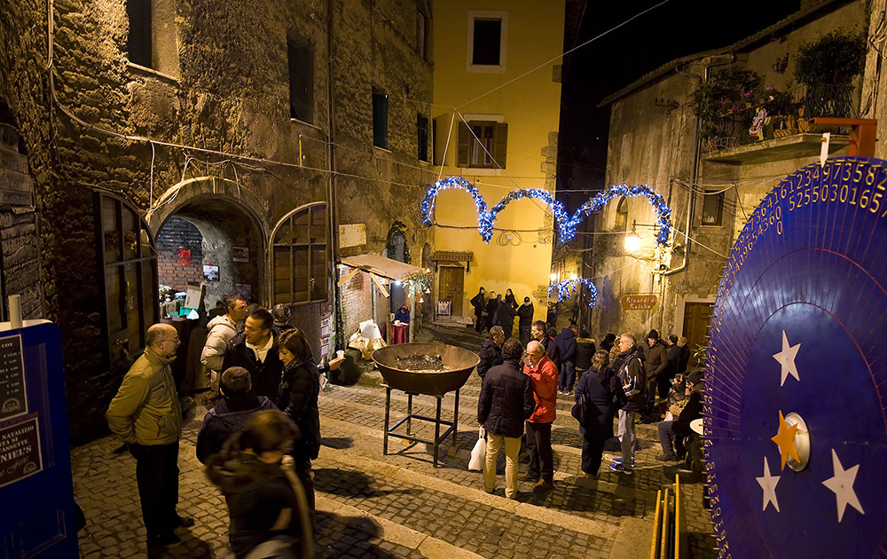 Scorcio del borgo di Subiaco illuminato dalle decorazioni e luci natalizie durante l'inverno